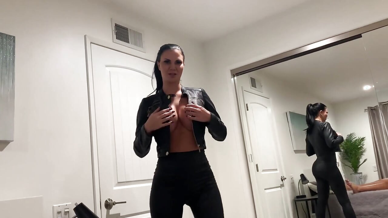 穿皮衣的英国女郎Baddie把他的精液射进她的阴户
