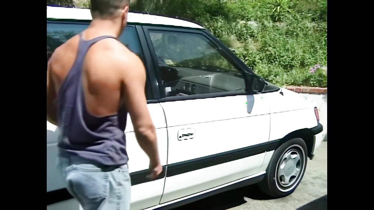 一位渴望阴茎和高潮的火辣棕发女子, 名叫简