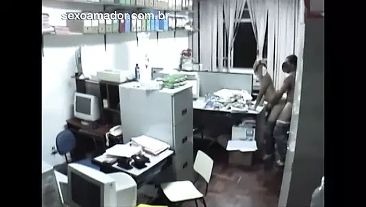 Azgın çalışanlar mesai sonrası ofiste seks yapıyor