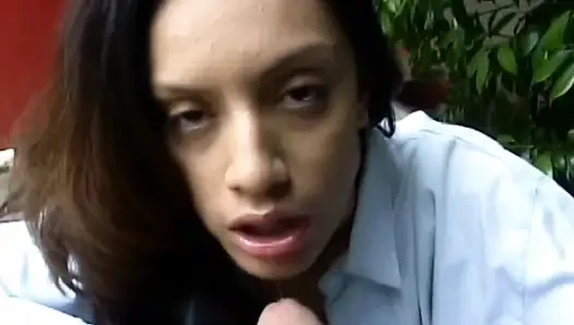 Cewek rambut cokelat nyepong kontol besar di luar ruangan sampai orgasme eksplosif