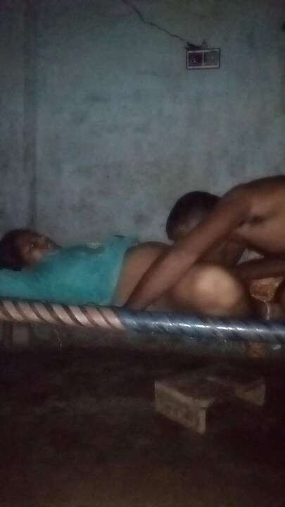 Bhabhi ne rat me chudai ki chut me mal dalbaya