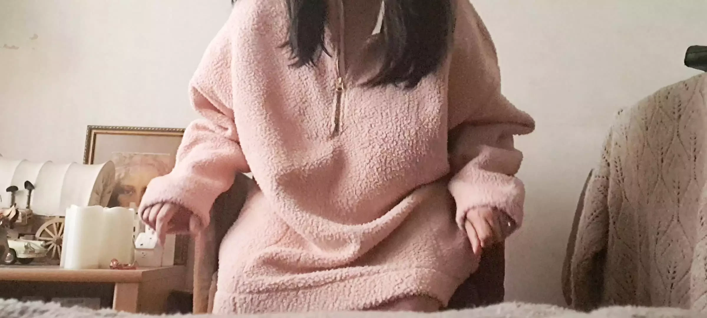 Une belle-mère séduit son beau-fils en montrant son mari à la chatte ouverte