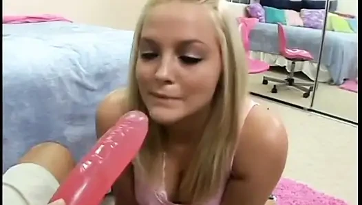 Cowok sange ini suka banget disepong sama kontol besar cowok seksi dengan pantat bahenolnya