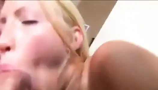 Cassie Younger und Nadia Styles sind mädchen, die gut lutschen können