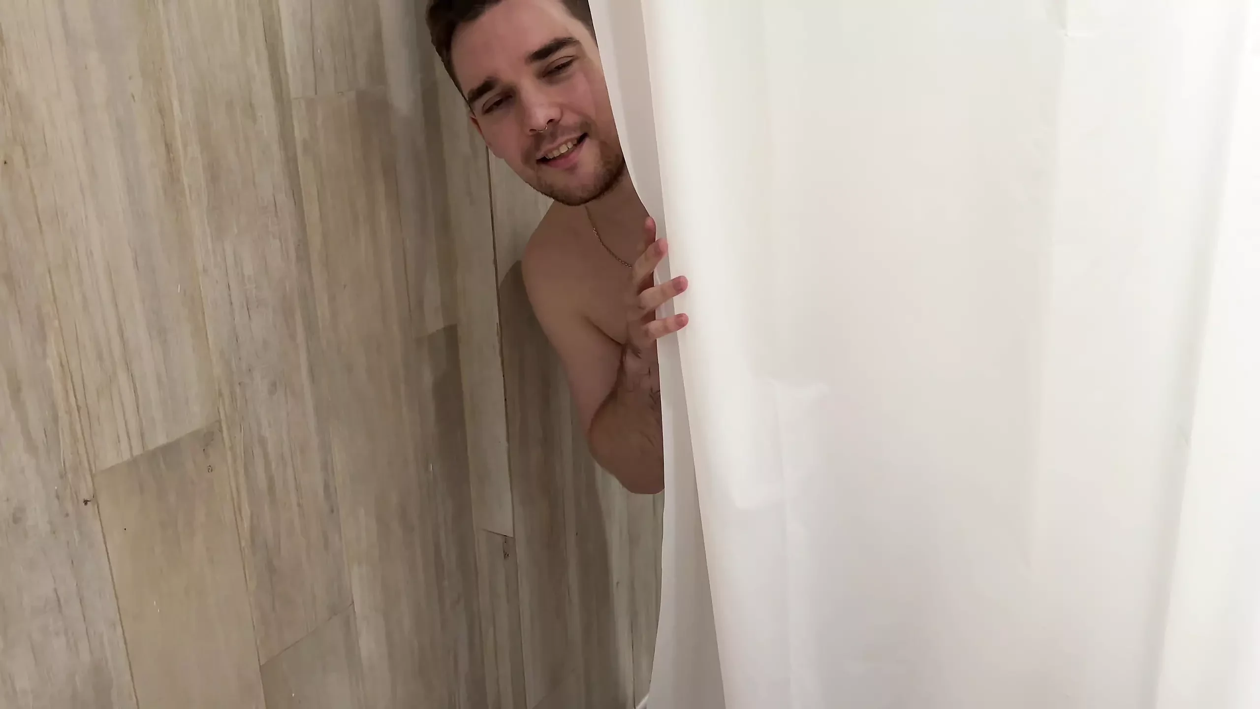 Golden shower pijpbeurt eindigt met een rommelige lading in het gezicht 4k