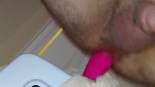 Allungando il mio culo con un grosso dildo rosa