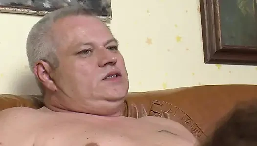 Уродливая немецкая бабушка поедает сперму после горячего траха с незнакомцем