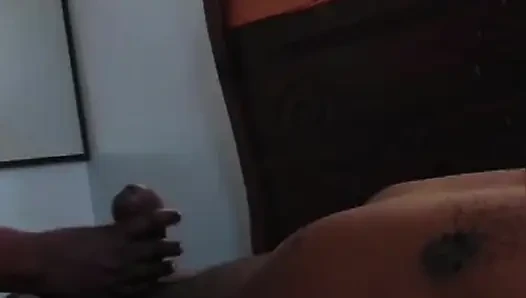 Büyük yumuşak götünü ekranda siktiğine emin olmak için selfie çubuğu tuttu