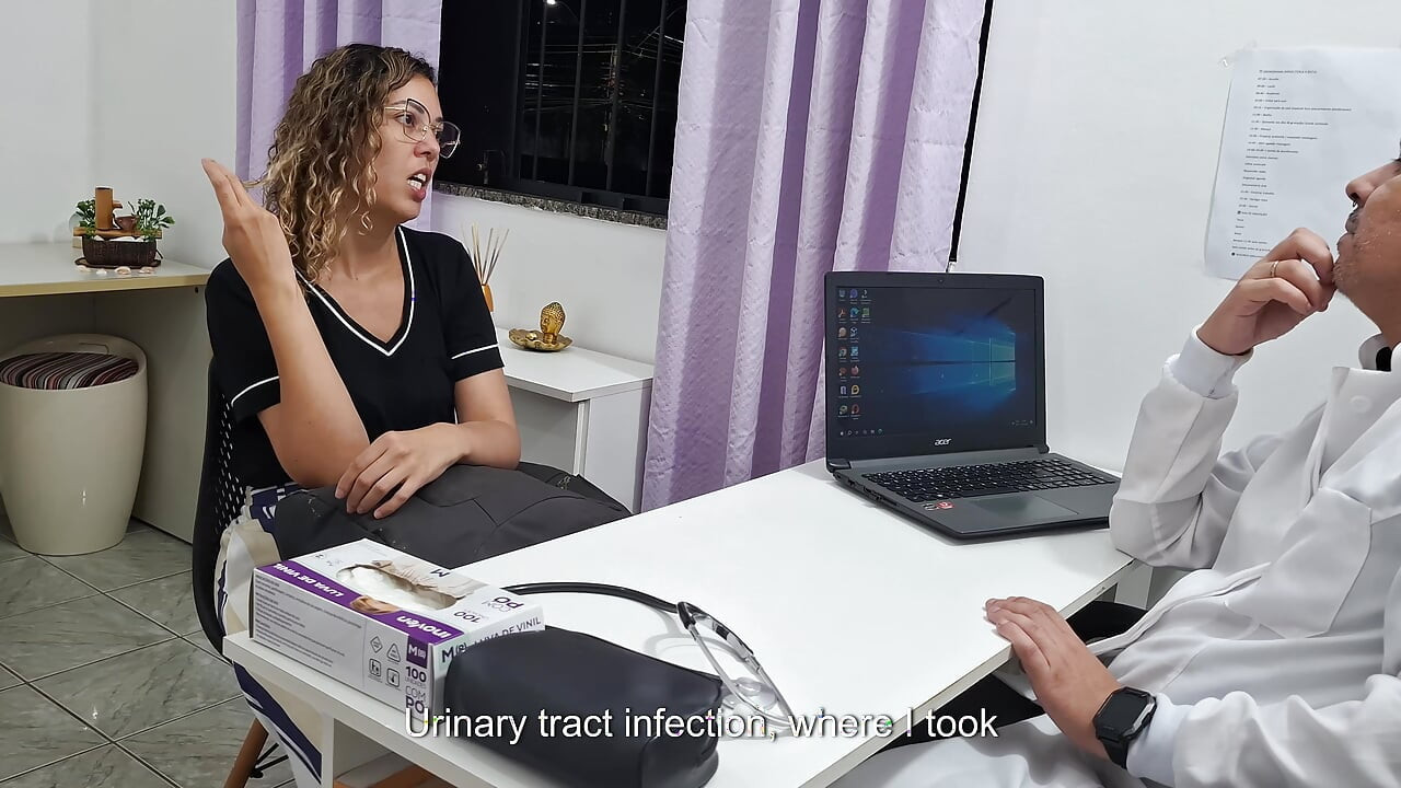 Studentul se duce la doctor și el îi face un examen abdominal. POV