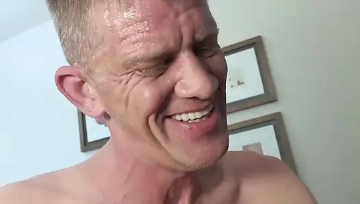 Edepsiz kızlar yaşlı bir sevgiliyle ortak üçlü seks eğlencesi yapmak istiyor