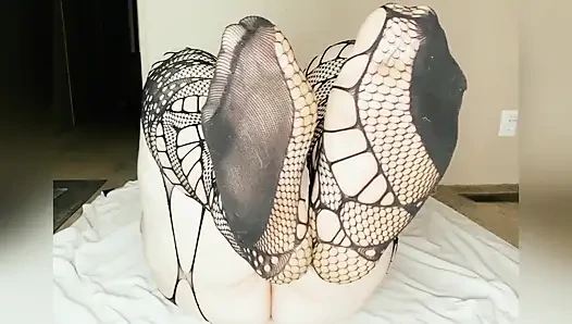 Cewek seksi dengan stoking jala ini lagi asik hitung mundur sambil pakai stoking tembus pandang