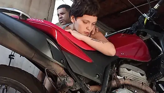 Ich habe den zum lutschen in der garage gelegt, während meine frau mit ihrer frau fernsieht