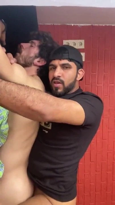 Hot top willing bottom