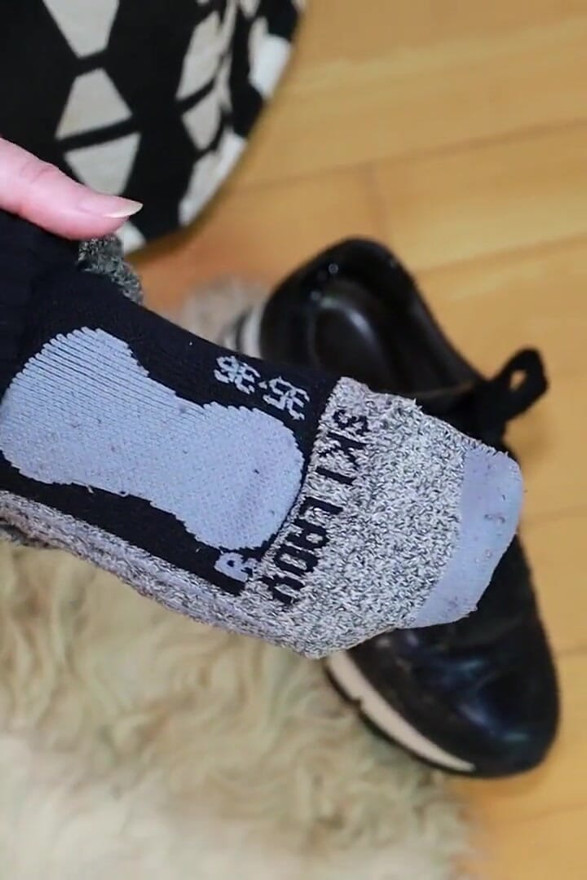 Audacieuse et unique : chaussettes de ski moites, baskets et taquinage en jean noir