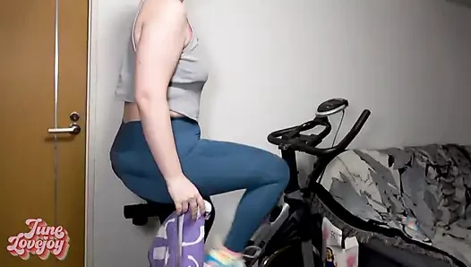 Verschwitztes training wird am ende intensiv, während ich mich auf dem fahrrad ficke (vollständiges video auf fan-websites)