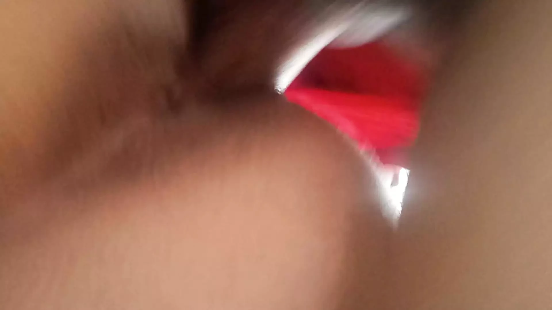 我的继兄弟喜欢邻居，他在门边操我，因为他想要勾引她