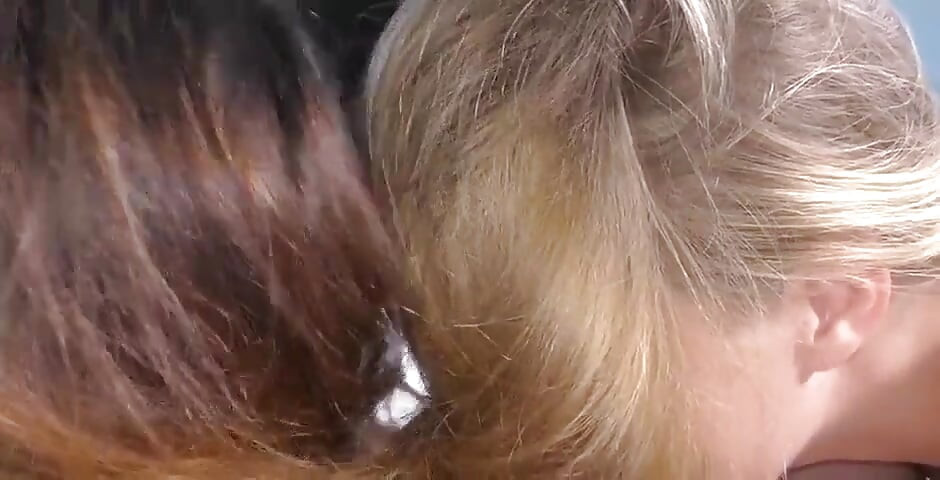 Ein hairjob mit blonden und brünetten schätzchen