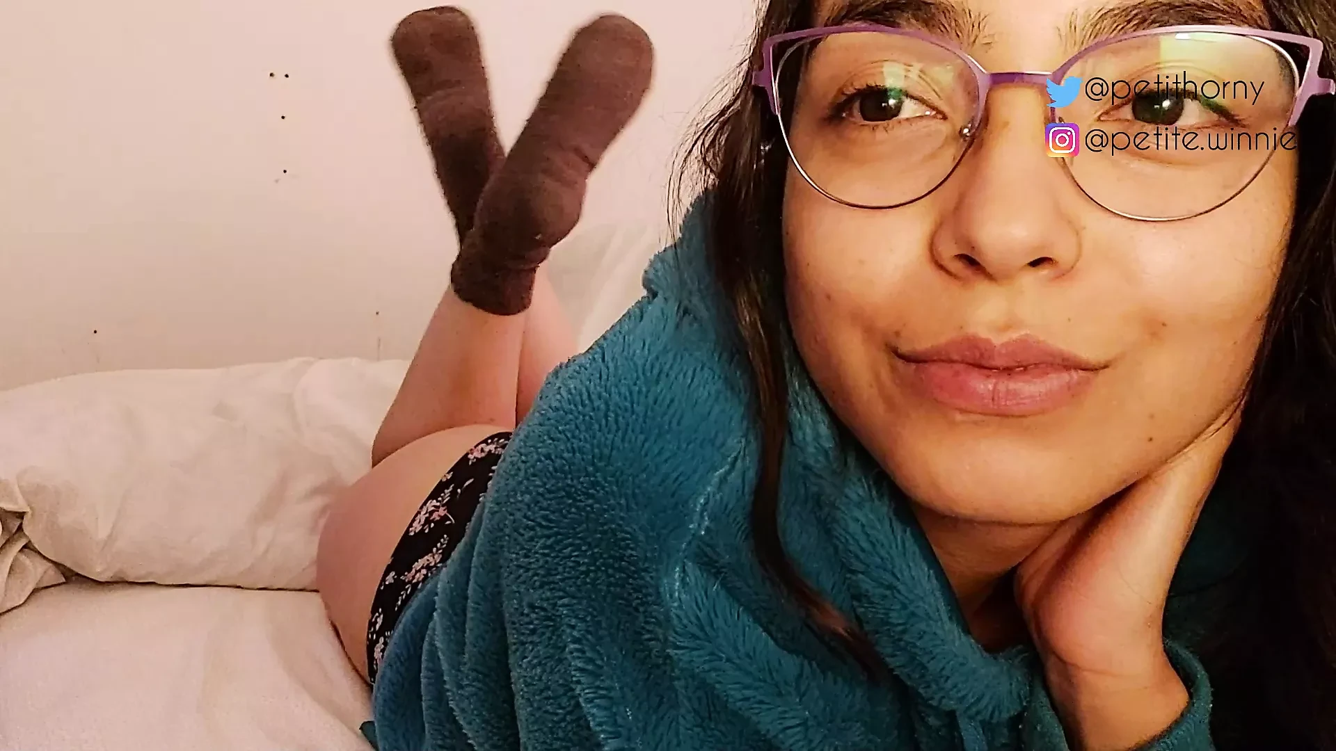 BEAUTIFUL LATINA SQUIRTS – SHE WETS HER BED
