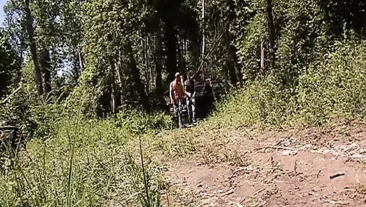 Döl yiyen Fransız orta yaşlı seksi kadın açık havada üçlü sekste sikiliyor