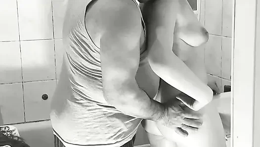 Natüristler evde çıplaklık. Bakire çıplak kız duş alırken yetişkin komşu banyoda tıraş oluyor. Yaşlı genç kız. Doğal memeler göt orta yaşlı seksi kadın