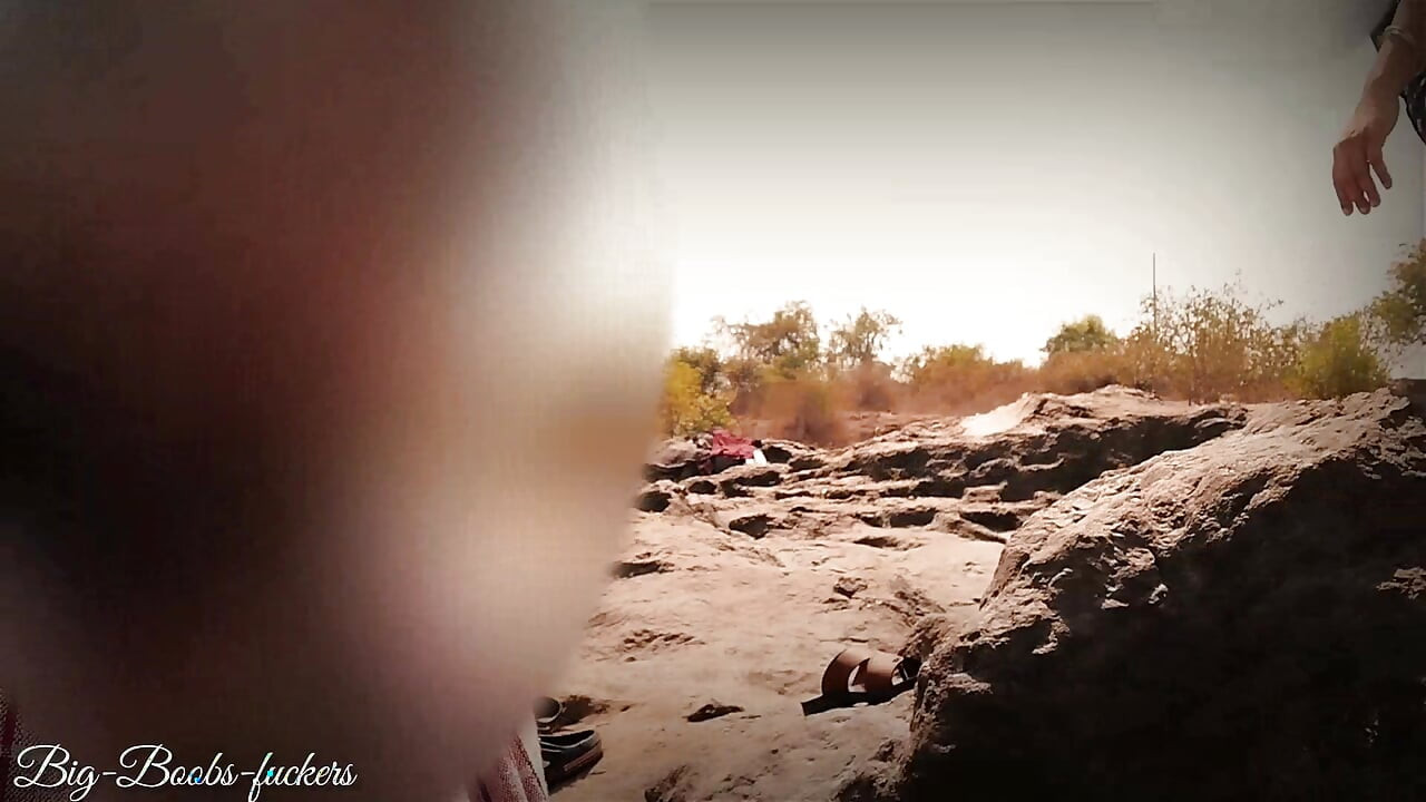 За Водопадом Между Двумя Любовниками Скрывается Теплота.