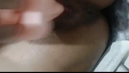 Istri sange ini lagi asik muasin memeknya pakai mainan seks favoritnya