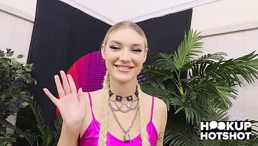 (tame versiyonu) Daisy Lavoy, Bryan Gozzling'in sert sikişi için azgın!