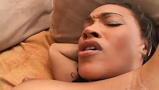 Seksi orta yaşlı seksi kadın sert bir sikişten sonra amcık yalandıktan sonra bacaklarını açıyor