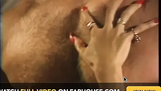 Heiße und sexy brünette hat eine 69 position und einen harten fick mit einem muskraten Marine in einem italienischen retro-porno-video