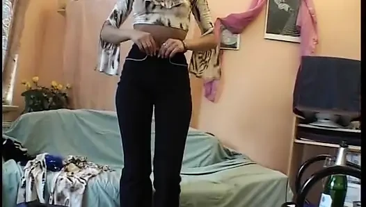 Blonde blondine füllt beim casting ihre muschi mit einer großen gurke
