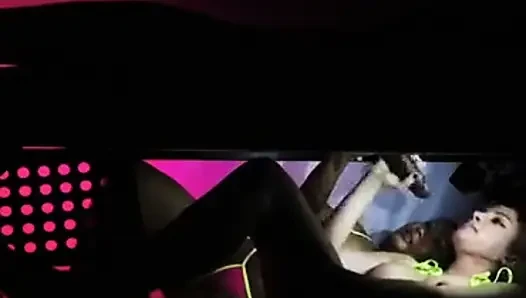 Krystal und Kyla doppelt im teamen einen großen schwarzen schwanz am melktisch-bts