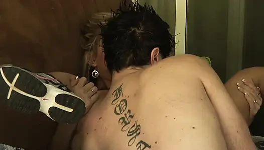 Büyük götlü olgun azgın bir adamdan sikiliyor