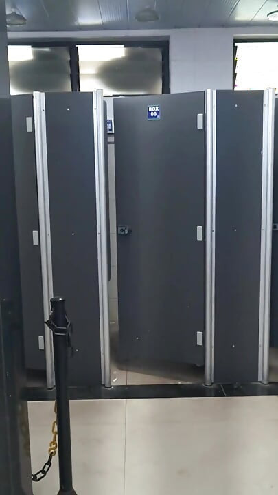 J’ai Failli Me Faire Surprendre En Train De Me Montrer Dans La Salle De Bain Où Les Chauffeurs Routiers Prennent Une Douche