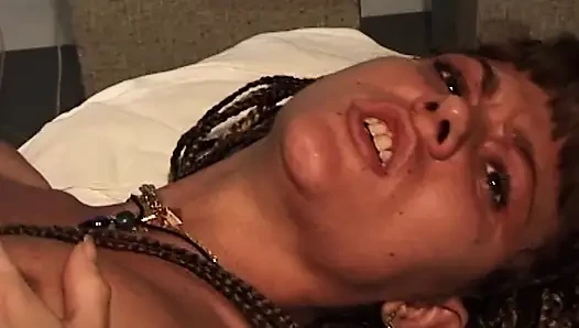 Dokter fingering dan crot di dalam memek wanita dewasa rambut cokelat