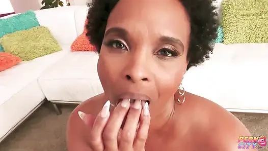 Nia ross si ibu-ibu hot kulit hitam lagi asik ngentot lubangnya