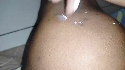 Cewek imut 18+ mempersembahkan kaki bersihnya yang indah untuk kesenangan Anda dengan imbalan semua aset keuangan Anda.