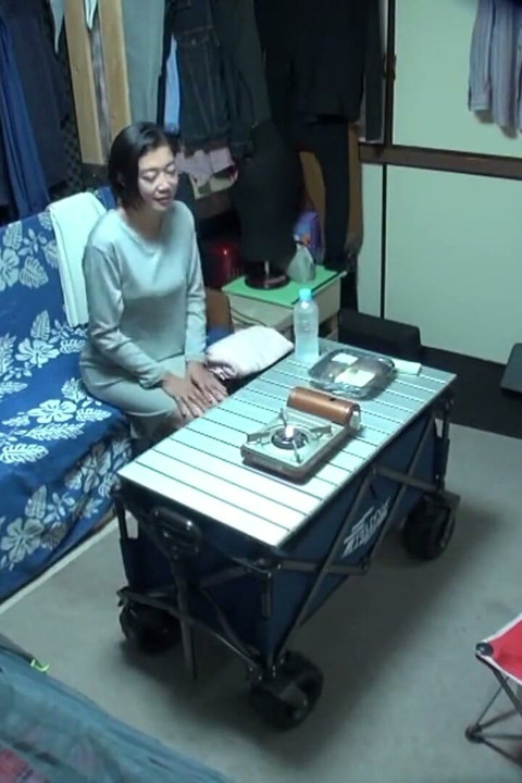 De vriendin van mijn vrouw bleef in mijn kamer en haar rijpe charme trok me langzaam dichterbij - ep1