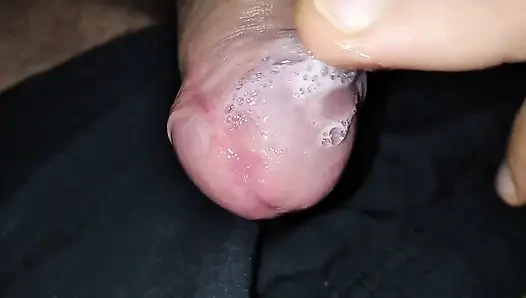 Üvey babanın üvey oğlu değerli akvaryumunun önünde büyük şişman yarağına mastürbasyon yapıyor!