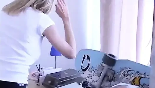 Emma Starr yatakta göğüsleriyle sikişiyor