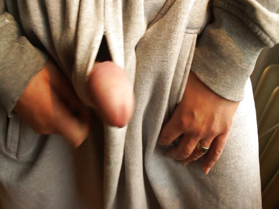 throug the hole in my baggy sweats I can cum