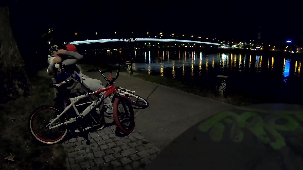 मेरे सौतेले भाई के साथ वास्तव में जोखिम भरा और तेजी से शौकिया सार्वजनिक सेक्स, फुहार वाला चरमसुख और मुंह में वीर्य। Dada Deville