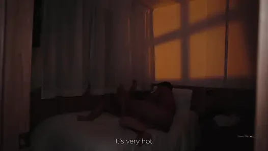 Onu gece odasında geçirmesi için davet ediyor ve adam çok ileri gidiyor