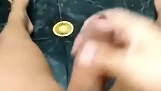 boneca mostrando a pica no banheiro