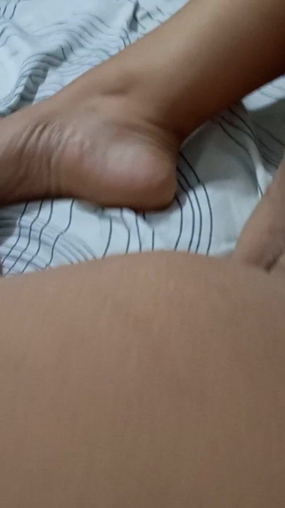 Allein und sehr geil masturbiere ich wie eine hure, bis ich zum orgasmus gekommen bin. | Clip 1