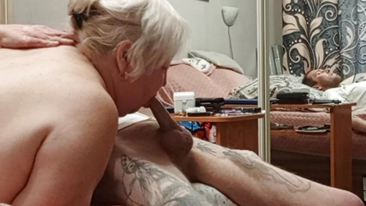 Folló a una vecina en su boca y se corrió profundamente en su garganta