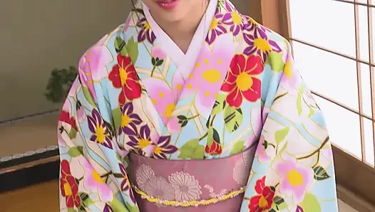 Manami обожает член немедленного минета кимоно красотки Emiri Momota