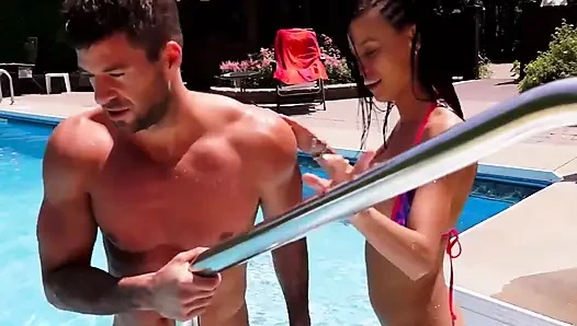 Risky Outdoor Fuck Makes It Feel Even Hotter