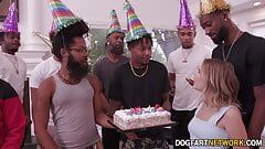 Coco Lovelock reçoit 11 grosses bites noires pour sa surprise d'anniversaire