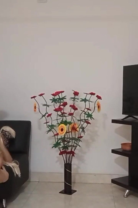 Lisa, uma tímida faxineira indiana recebe uma foda espetacular enquanto trabalha