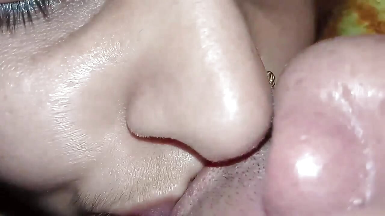 Na het zuigen op de borsten van schoonzus, kreeg ze een orgasme in haar strakke neukpartij